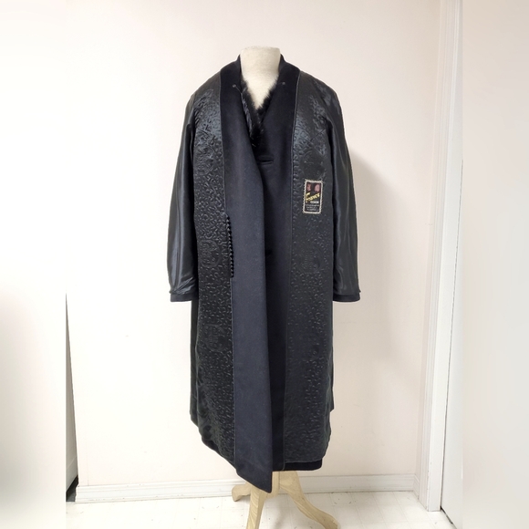 Vintage Black Coat with Fur Collar and Chinese Motif Lining - Picture 6 of 16